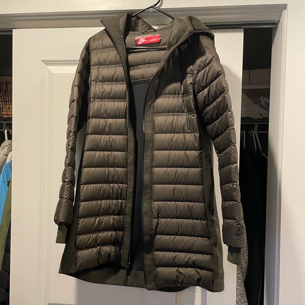Nike women’s light weight parka with sportstech ware like back
